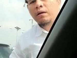 Pengemudi Arogan Naik ke Kap Mobil di Tol Pancoran Seorang PNS Pengemudi Arogan Naik ke Kap Mobil di Tol Pancoran Seorang PNS