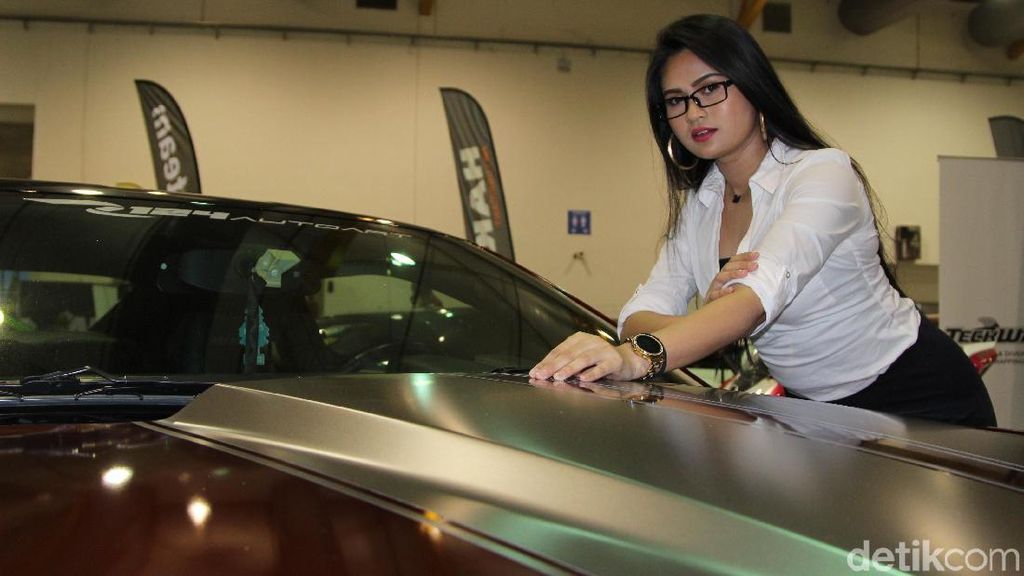 Model Seksi Malaysia dan Chevrolet Camaro
