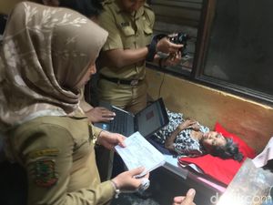 Saat Orang Gangguan Jiwa Rekam e-KTP, Minta Bakso Jumbo Hingga Tertawa Sendiri