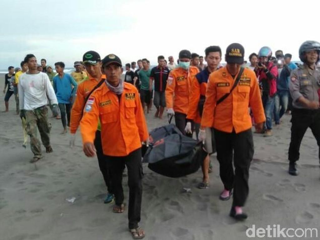 Remaja yang Hilang Terseret Ombak di Kebumen Ditemukan Meninggal Remaja yang Hilang Terseret Ombak di Kebumen Ditemukan Meninggal