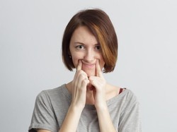 Dipaksa Senyum Saat Bekerja Bikin Lebih Gampang Stres