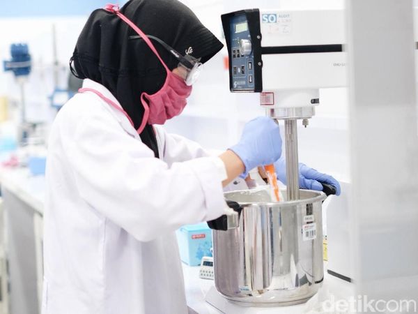 Foto: Mengintip Tempat Pembuatan Bedak dan Lipstik Wardah