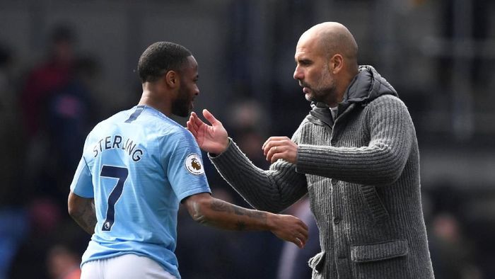 Manajer Manchester City, Josep Guardiola, menyambut Raheem Sterling. (Foto: Tony OBrien/Reuters) Manajer Manchester City, Josep Guardiola, menyambut Raheem Sterling. (Foto: Tony OBrien/Reuters)