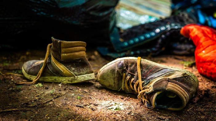 Ilustrasi sepatu basah karena kehujanan. Foto: iStock
