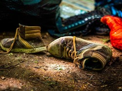 Sepatu Basah Kehujanan? Lakukan Ini Agar Tak Bau Kaki