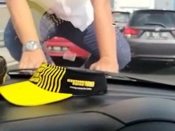 Viral Aksi Pengemudi Arogan di Tol Pancoran, Pukul-Injak Kap Mobil