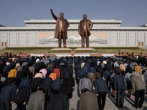 Puluhan Ribu Warga Korut Beri Penghormatan ke Mendiang Kim Il-Sung Puluhan Ribu Warga Korut Beri Penghormatan ke Mendiang Kim Il-Sung