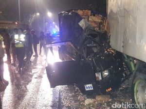 Pikap Muat Telur Tabrak Truk Parkir, Satu Orang Tewas Terjepit