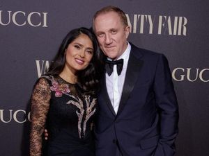 Foto Mesra Salma Hayek dan Suaminya yang Sumbang Rp 1,9 T untuk Notre-Dame