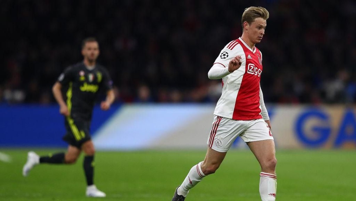 Frenkie De Jong mengalami cedera hamstring dan digarukan main melawan Juventus (Foto: Michael Steele/Getty Images)