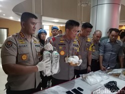 Polisi Gagalkan Penyelundupan Sabu dalam Sepatu Sneakers