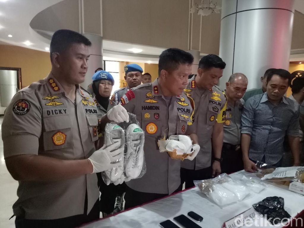 Polisi Gagalkan Penyelundupan Sabu dalam Sepatu Sneakers Polisi Gagalkan Penyelundupan Sabu dalam Sepatu Sneakers