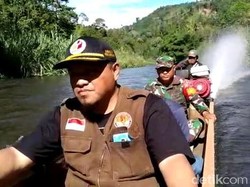 Perjuangan Petugas Terobos Sungai Kirim Surat Suara ke Pelosok Sultra