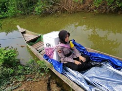 Dua Polwan Ini Rela Naik Perahu Kehujanan Antarkan Logistik Pemilu di Tuban