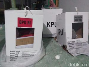 Kena Rembesan Hujan, 9 Kotak Suara di Bombana Sultra Rusak Kena Rembesan Hujan, 9 Kotak Suara di Bombana Sultra Rusak