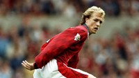 Nama Jordi Cruyff tidak se-top ayahnya, Johan Cruyff. Jordi menjadi bagian dari skuat utama Barcelona pada 1993-1996, sebelum hijrah ke Manchester. Selama empat musim, mantan pesepakbola Belanda itu memenangi satu titel Premier League dan Charity Shield. Foto: Clive Brunskill/Allsport