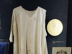 Notre Dame Terbakar, Baju Berusia 700 Tahun Berhasil Diselamatkan