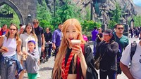 Cantiknya Rose Blackpink di Universal Studios Hollywood
