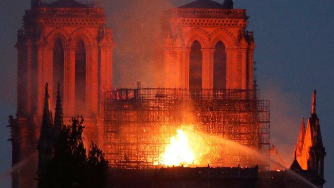 Katedral Notre Dame di Paris Terbakar, Warga: Saatnya untuk Berdoa Katedral Notre Dame di Paris Terbakar, Warga: Saatnya untuk Berdoa