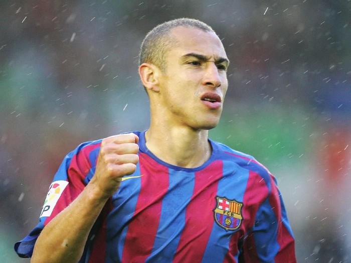 SANTANDER, SPAIN - APRIL 09:  Henrik Larsson of Barcelona celebrates after scoring a goal during a Primera Liga match against Racing de Santander at the Sardinero stadium on April 9, 2006 in Santander, Spain.  (Photo by Denis Doyle/Getty Images)