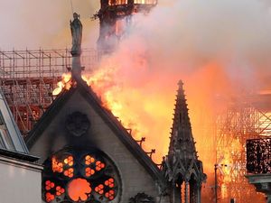 Jam Replika Abad ke-19 Ditemukan untuk Perbaikan Katedral Notre Dame Jam Replika Abad ke-19 Ditemukan untuk Perbaikan Katedral Notre Dame