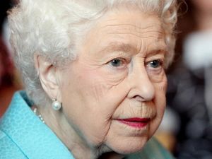 Kesedihan Ratu Elizabeth II Melihat Api Selimuti Katedral Notre-Dame