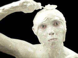 Hiii Seram! Iklan Es Krim Ini Viral Karena Aneh dan Menyeramkan