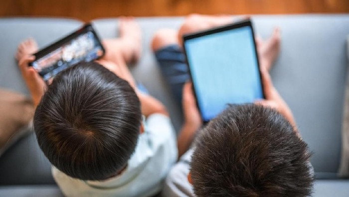Ilustrasi anak main gadget batas usia anak