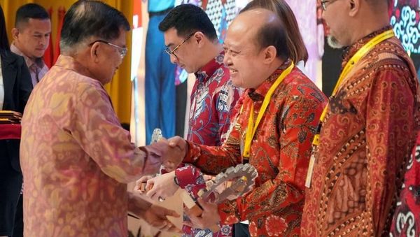 Dirut Pupuk Kaltim Raih Penghargaan INDI 4.0