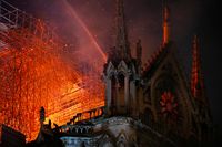 Katedral Notre-Dame di Paris, Prancis, terbakar pada Senin (15/4/2019) malam.