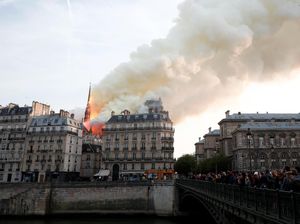 400 Petugas Damkar Dikerahkan untuk Padamkan Api di Gereja Notre Dame Paris
