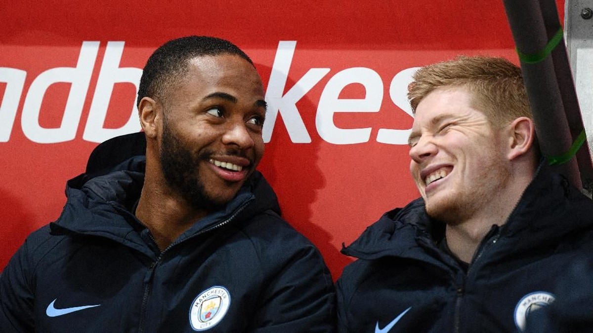Raheem Sterling dan Kevin de Bruyne dekat di dalam dan luar lapangan (Harry Trump/Getty Images)