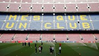 Gantian bertandang ke Camp Nou, membuat tim besutan Ole Gunnar Solskjaer itu harus menekan Blaugrana saat mengusai bola. Carl Recine/Reuters.