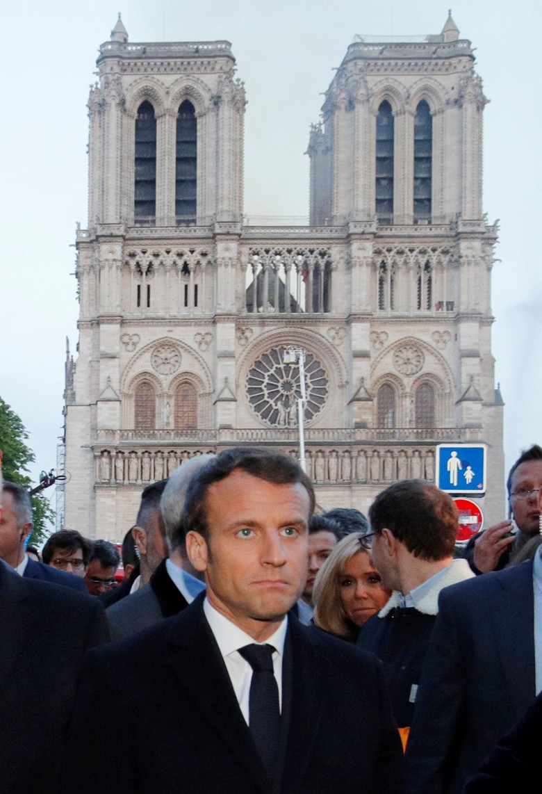 Bareng PM Philippe, Presiden Macron Cek Lokasi Kebakaran Gereja Notre Dame Bareng PM Philippe, Presiden Macron Cek Lokasi Kebakaran Gereja Notre Dame