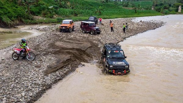 Perjuangan Petugas Distribusikan Logistik Pemilu di Daerah Terpencil