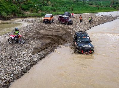 Perjuangan Petugas Distribusikan Logistik Pemilu di Daerah Terpencil