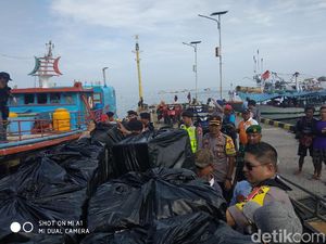 Logistik Pemilu ke Gili Ketapang Dikirim, Dibungkus Plastik Agar Tak Kena Air Laut