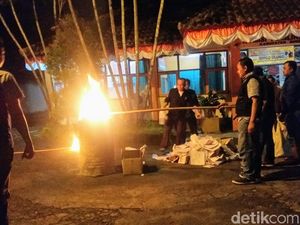 KPU Bondowoso Bakar Ribuan Surat Suara Rusak KPU Bondowoso Bakar Ribuan Surat Suara Rusak