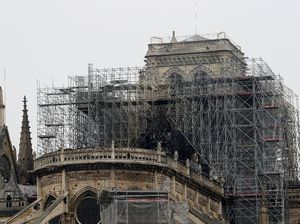 Matahari Masih Terbit di Katedral Notre-Dame Matahari Masih Terbit di Katedral Notre-Dame
