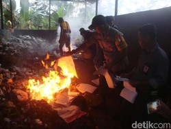KPU Banyumas Musnahkan 26.369 Lembar Surat Suara Rusak