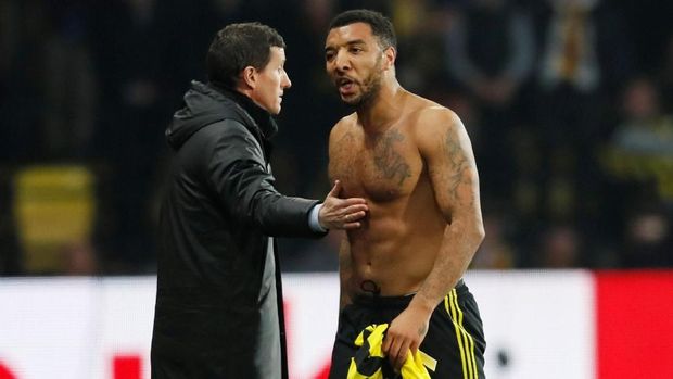 Troy Deeney mendapat kartu merah di menit ke-11.