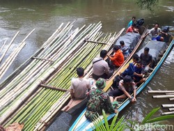 Distribusi Logistik Pemilu ke Desa Terpencil Lewat Sungai