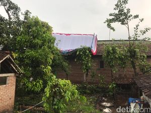 Puting Beliung Terjang Tulungagung, 3 TPS Roboh dan 6 Rumah Rusak Puting Beliung Terjang Tulungagung, 3 TPS Roboh dan 6 Rumah Rusak