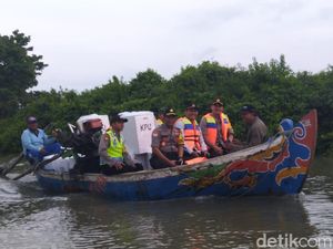 Dua Pedukuhan di Demak, Distribusi Logistik Pemilu Pakai Perahu Dua Pedukuhan di Demak, Distribusi Logistik Pemilu Pakai Perahu