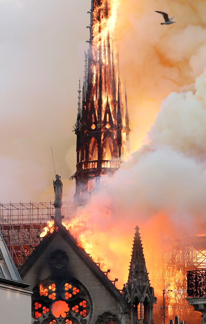 Terbakar, Atap Gereja Katedral Notre Dame Runtuh Terbakar, Atap Gereja Katedral Notre Dame Runtuh