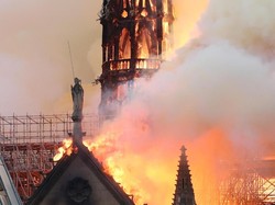 Terbakar, Atap Gereja Katedral Notre Dame Runtuh