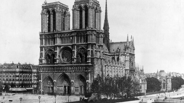 Katedral Notre Dame difoto pada 1911.