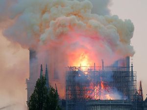 Detik-detik Terbakarnya Gereja Notre Dame Paris Detik-detik Terbakarnya Gereja Notre Dame Paris