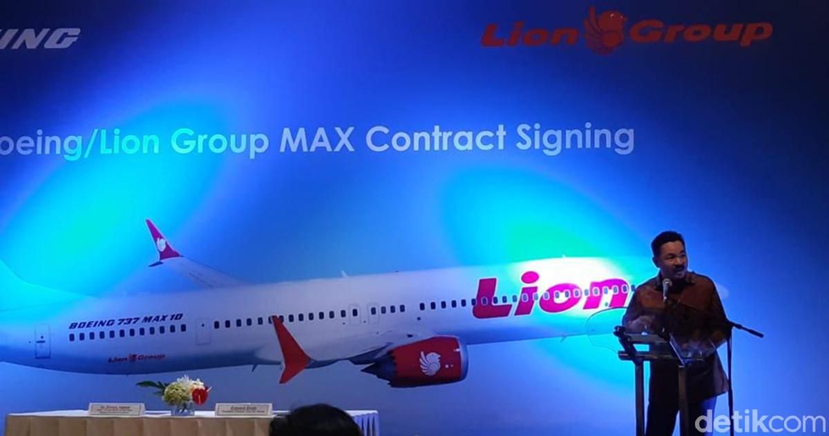 Salah satu contoh hubungan mesra Lion dan Boeing ditunjukkan saat maskapai milik Rusdi Kirana itu memborong Boeing 737 MAX 10. Demi mendapatkan 50 pesawat ini Lion merogoh kocek US$ 6,24 miliar. Penanandatanganan pembelian dilakukan President and CEO Lion Air Group Edward Sirait dengan Senior Vice President Asia Pasicif & India Sales Boeing Commercial Airplanes, Dinesh Keskar di Hotel Grand Hyatt, Jakarta Pusat, Selasa (10/4/2018). Turut menyaksikan Menteri Perhubungan Budi Karya Sumadi dan Founder Lion Air Group Rusdi Kirana, Dubes Amerika Serikat Joseph R Donovan.