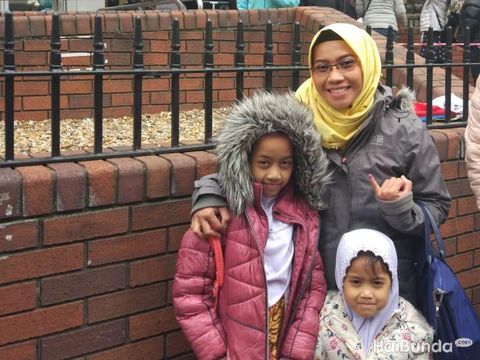 Dhani Yuanita dan kedua putrinya di London, Inggris/